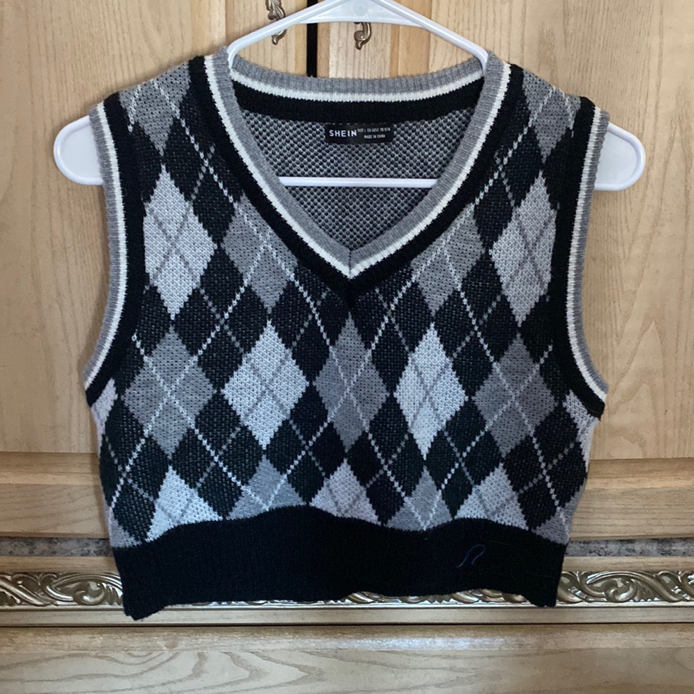 V neck cropped sweater vest